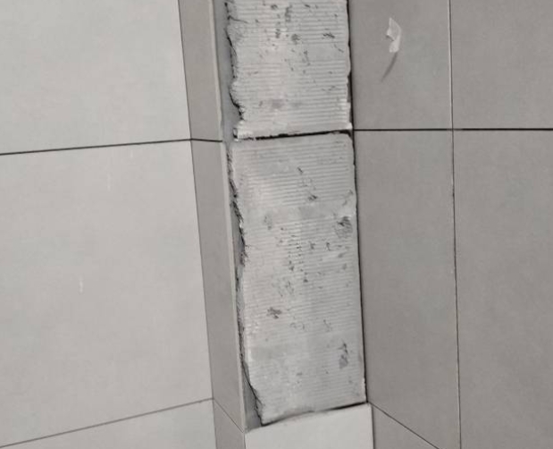 濮阳瓷砖空鼓维修公司分享下瓷砖施工前基层浇水润湿程度不足，可能导致以下问题